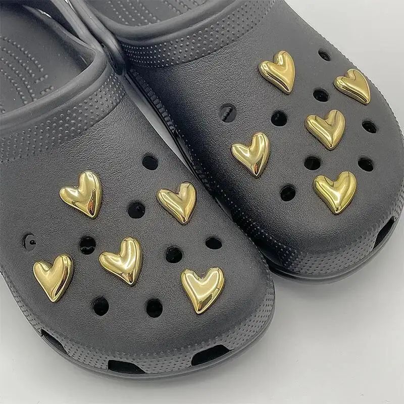 חם 10pcs מקורי זהב אופנה זהב כסף חור לב נעלי קסמי עבור clogs דיאז נעלי נשים נעלי בית נעליים סיכות