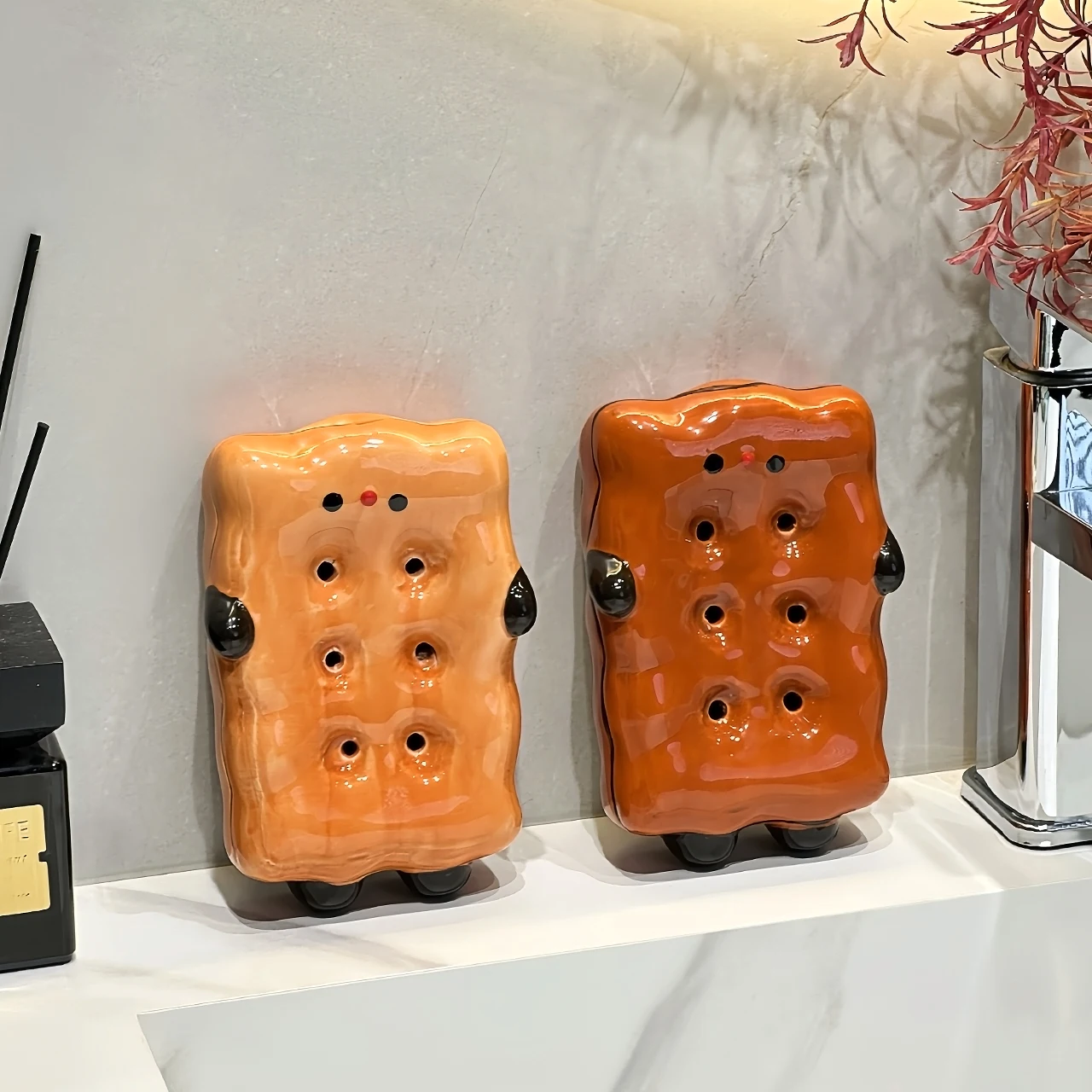 Ceramic Cute Cartoon Biscuit Shaped Soap Dish Storage Rack, Home Bathroom Supplies Creative Light Luxury Drain, No Punching, 1Pc