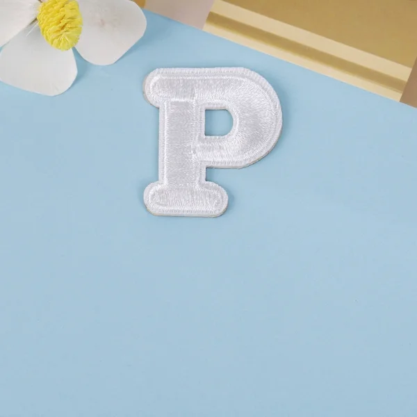 4cm 자기 접착 흰색 문자 패치 알파벳 아플리케에 수 놓은 철 의류 가방 신발 스크랩북 전화 케이스에 대한 DIY