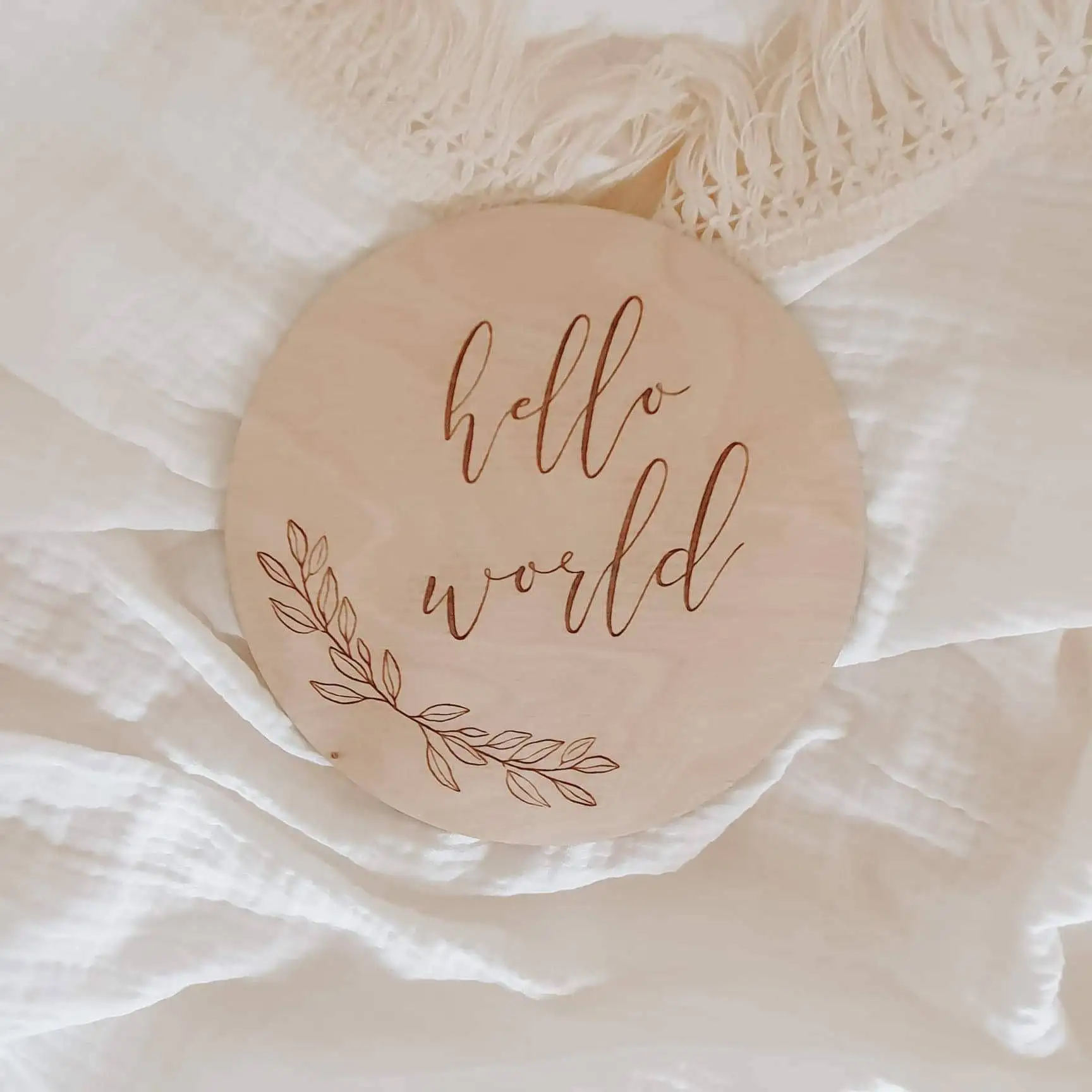 

Деревянная табличка с выгравированными листьями Hello World