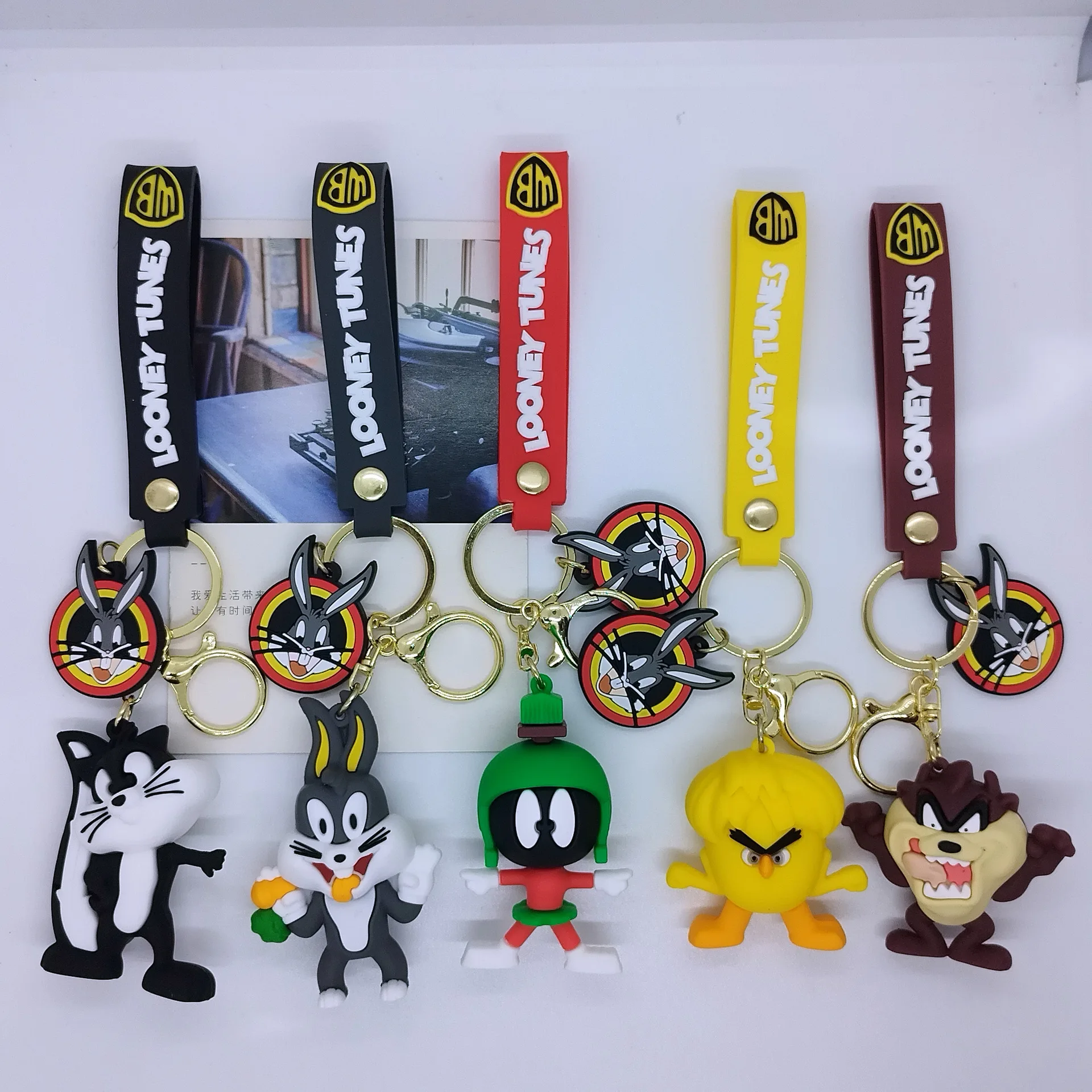 TOYANDONA Llaveros de Abeja de Dibujos Animados 24 Piezas, Colgantes Decorativos de Pvc y Metal, Colgante de Bolso y Llave, Accesorios Ligeros para Decoración de Coche y Regalos