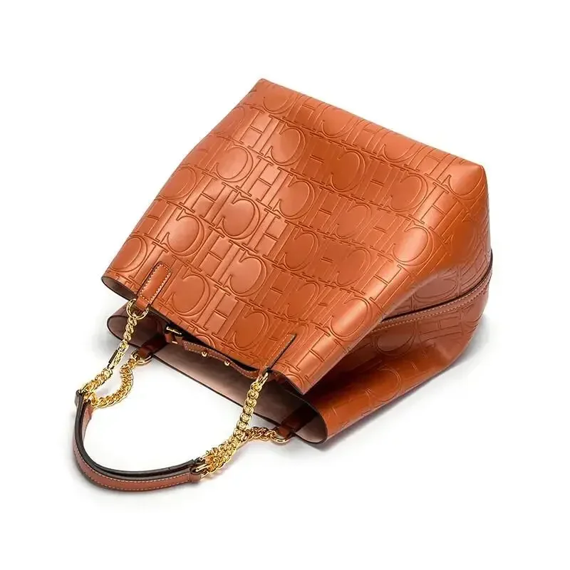 حقيبة حمل نسائية من العلامة التجارية CH، تتميز بسع...