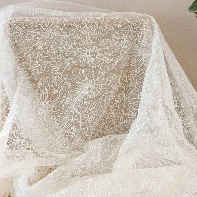 

Свадебная кружевная ткань с вышитыми цветочными сетками для идеального изготовления одежды, дизайнерская ткань для двора