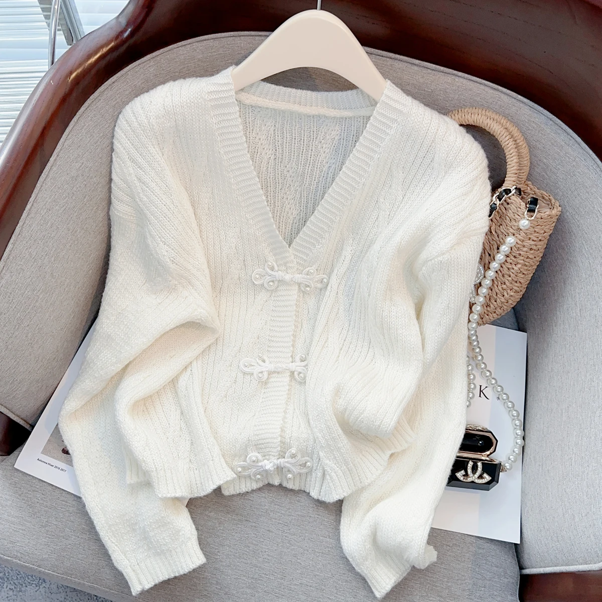 

Autumn New 2023 Chinese Style Knitted Cardigan Women's French Gentle V-neck Small and Lazy Sweater X018