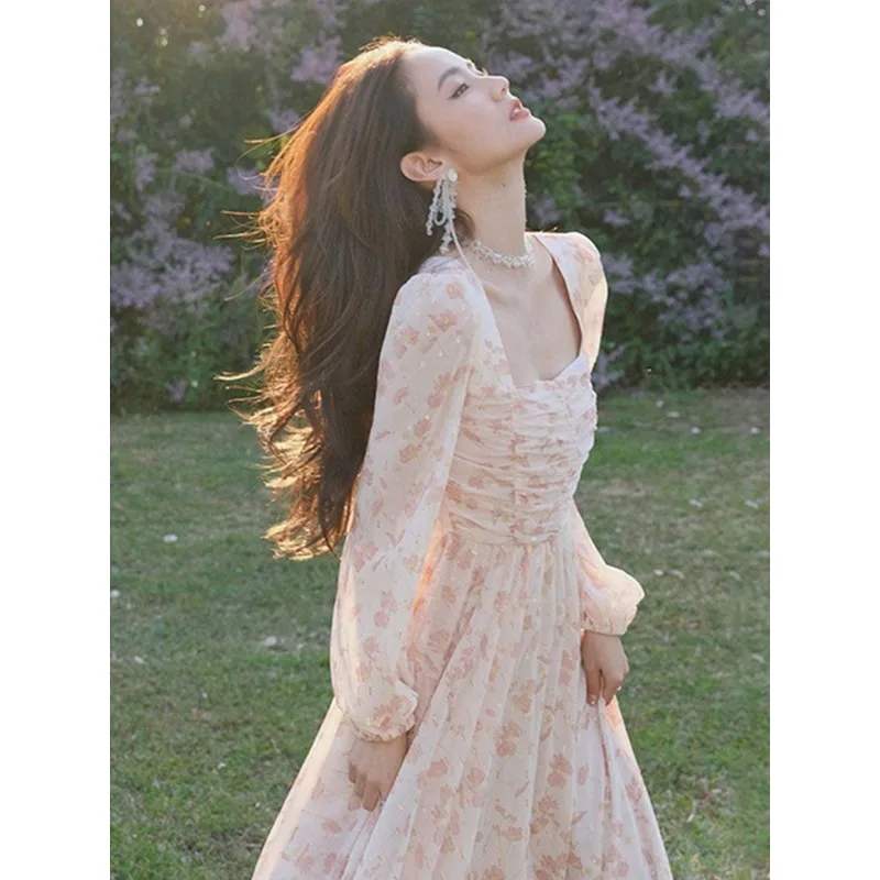 

Женское длинное платье с цветочным принтом, элегантное корейское платье с квадратным вырезом и рукавами-фонариками, модель 2024 Q476 в французском стиле