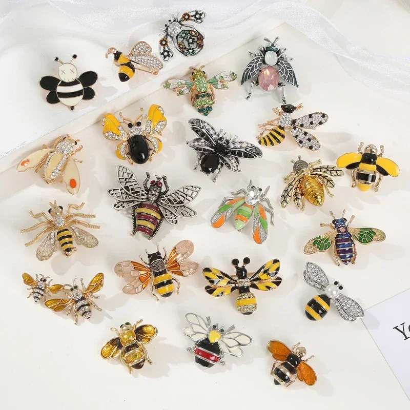 Vintage Women's Bee Brooch with Pearl Rhinestones for Clothes Scarf Animal Badge Pins for Backpacks Cute Accessories Gift