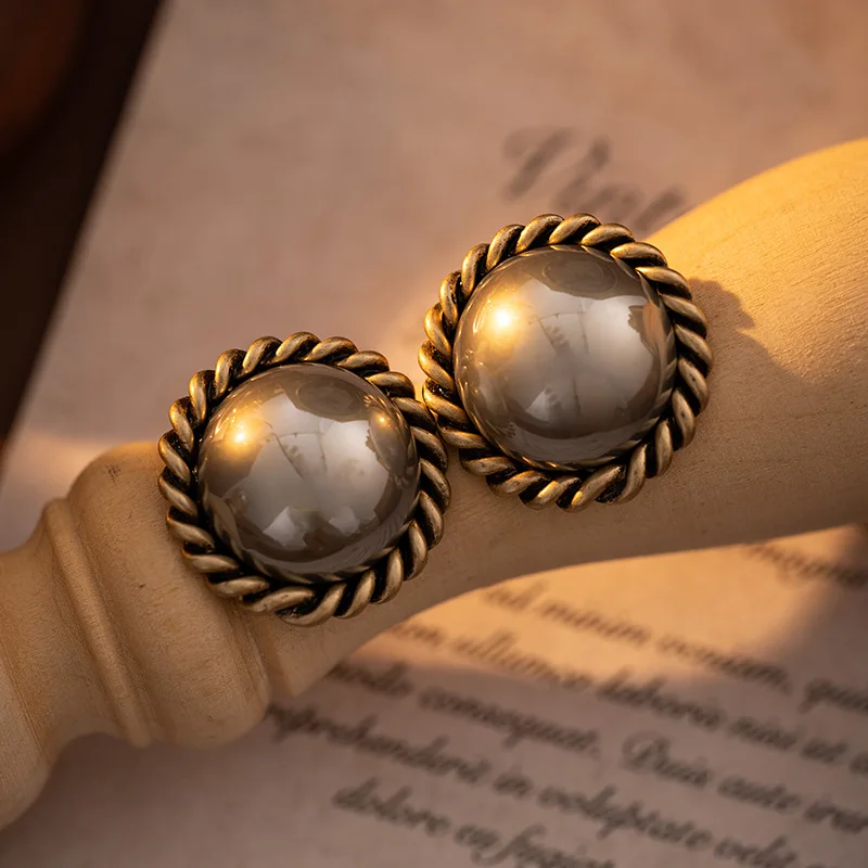 Light luxury retro round earrings for women