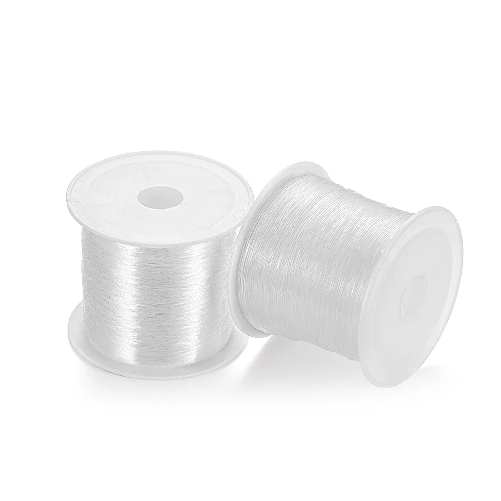 Rolka przezroczystego sznurka używanego do tworzenia naszyjników i bransoletek
