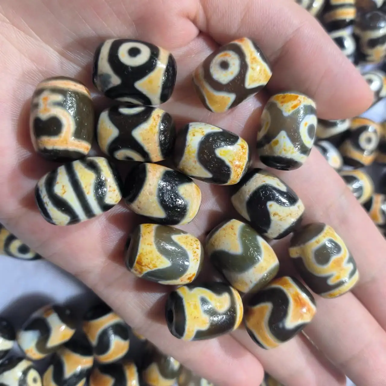 

1pcs/lot Natural Old Agate Dzi brownish yellow weathered horseshoe high quality various patterns ancient bead gem jewelry amulet