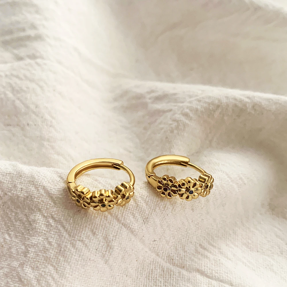Simple Daisy Flower Round Circle Huggie Earrings for Women Fashion Heart CZ Zirconia Small Hoop Earring Gold Color Metal Jewelry