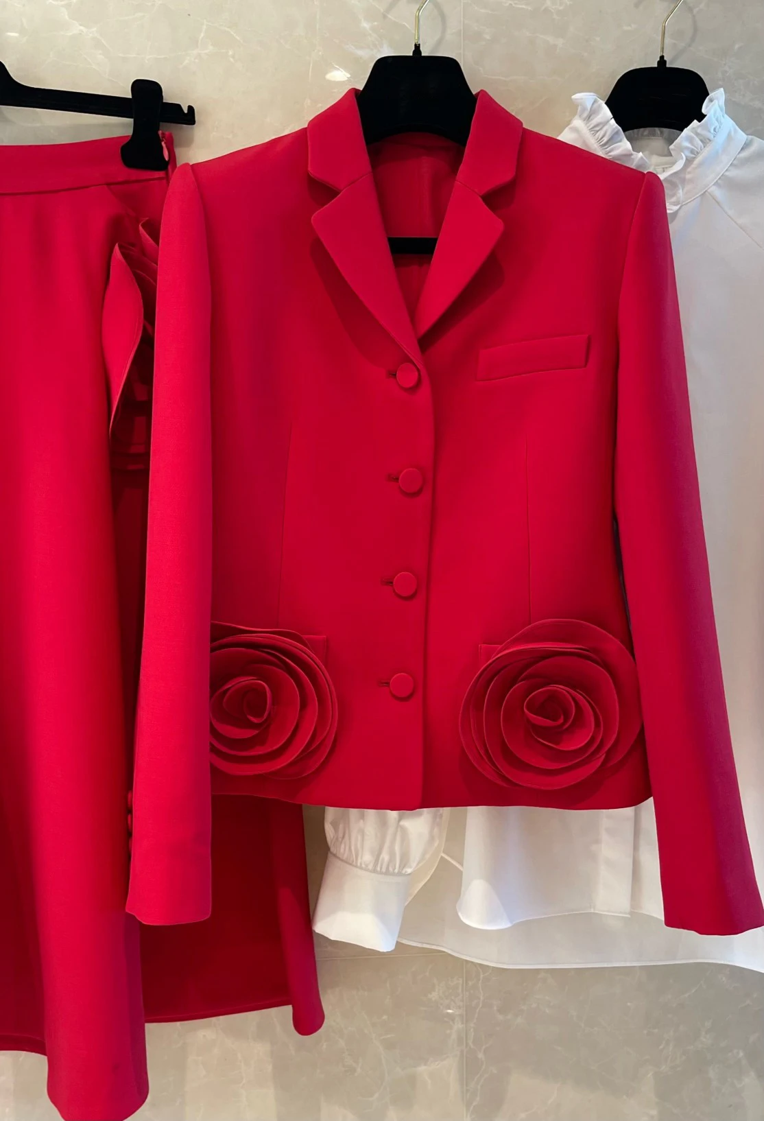 Рисунок 6 - Женский пиджак с юбкой до локтя