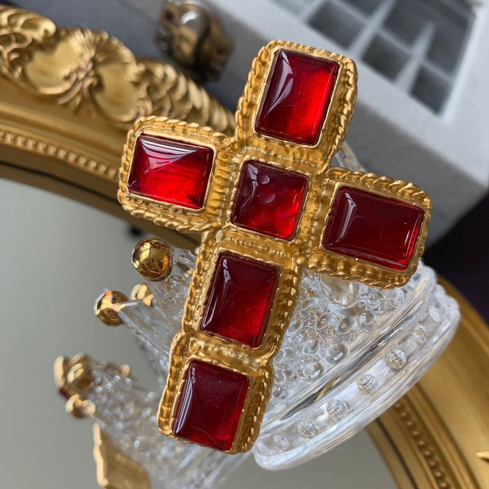 Retro Light luxury Western Heavy Industry brooch Fashion exquisite gold-plated lace brooch with coat