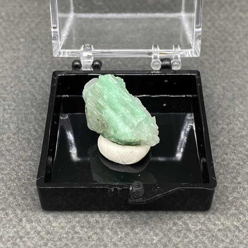 100%  Natural Emerald Mineral Specimens Stones and Crystals Healing Crystal   +Box size:35*35*35 mm