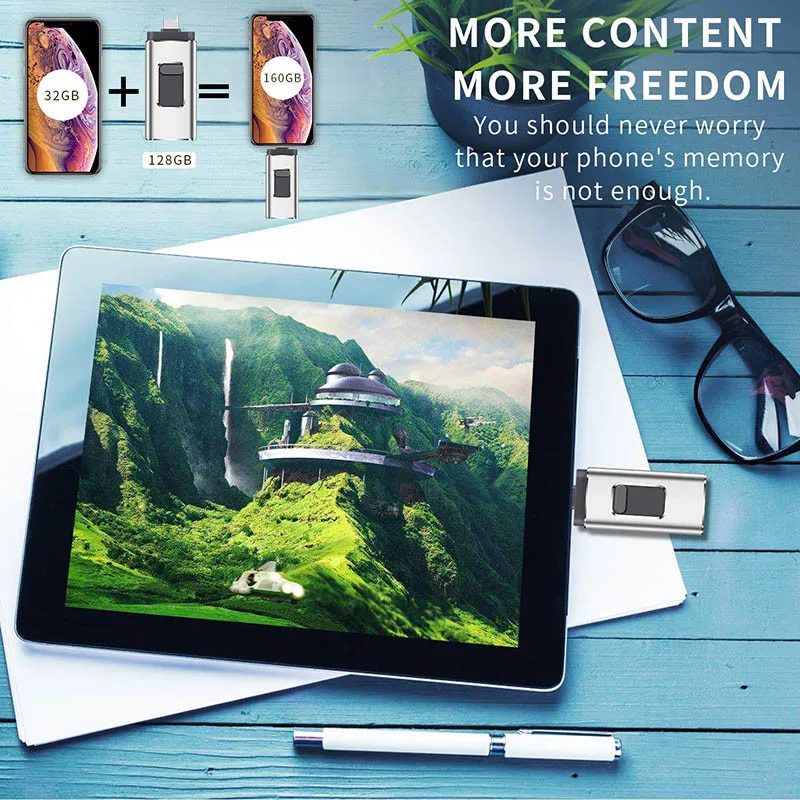 Clé USB sur bureau aménagé