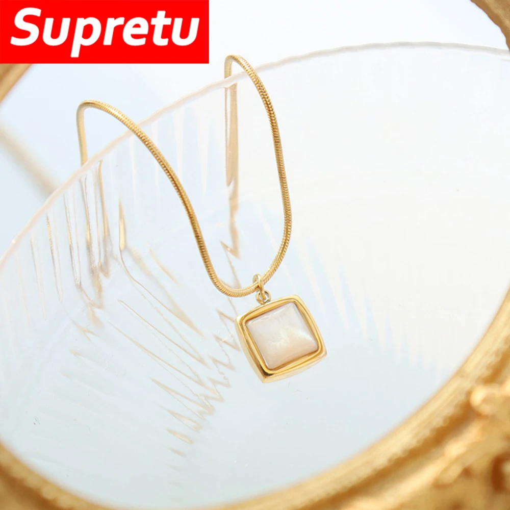 French Style Niche Natural White Sea Shell Necklace Titanium Steel Plated 18K Gold Snake Bone Chain Women Square Pendant Jewelry