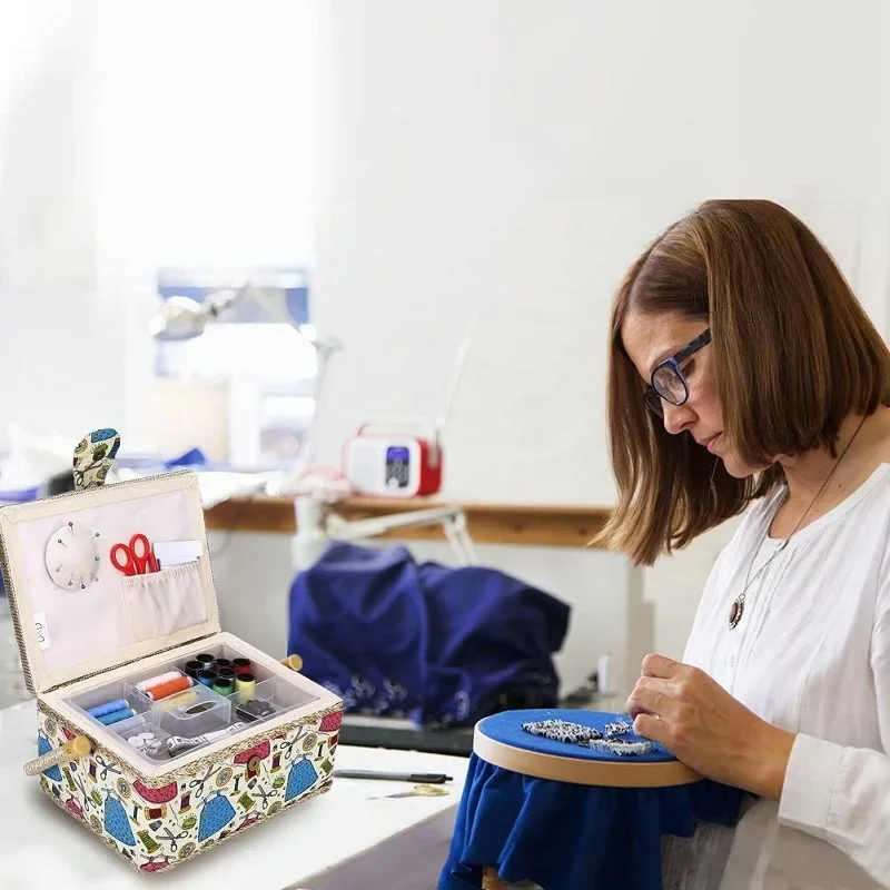 Kit de couture dans une boîte avec coussin à épingles