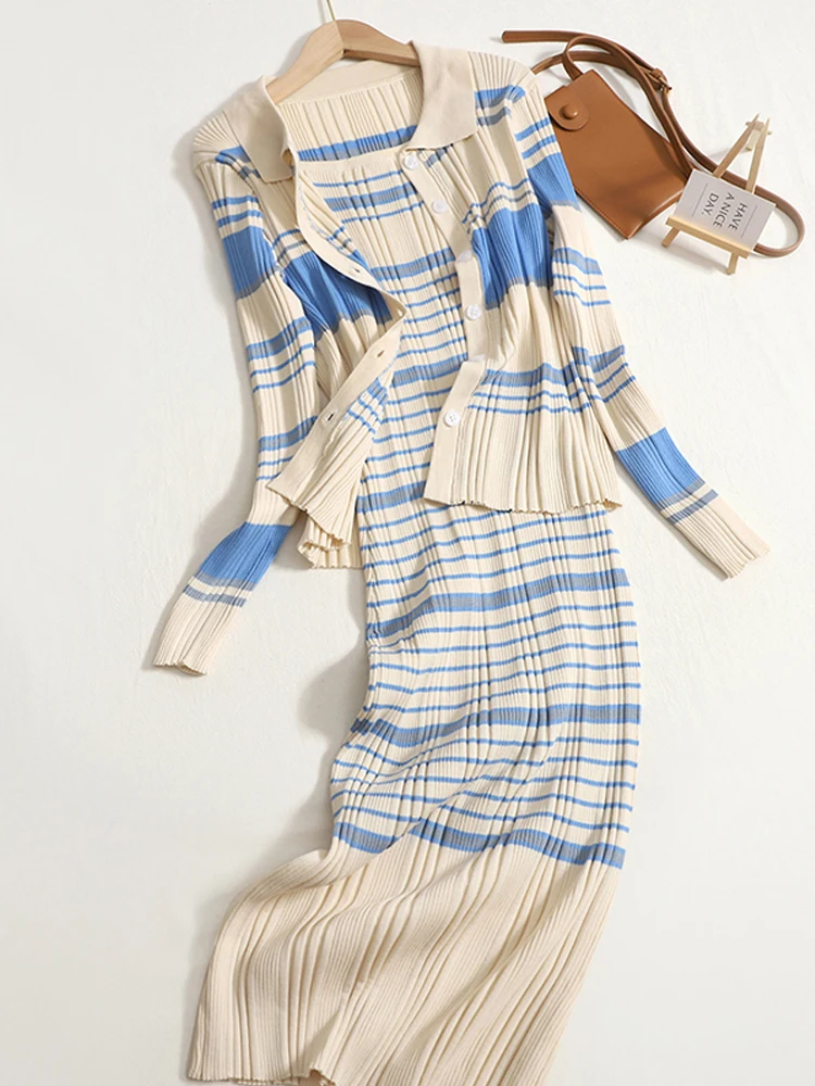 

Комплект из двух предметов, длинное вязаное платье в полоску на бретелях, однобортный пиджак с отложным воротником, новый костюм в полоску для весны и осени