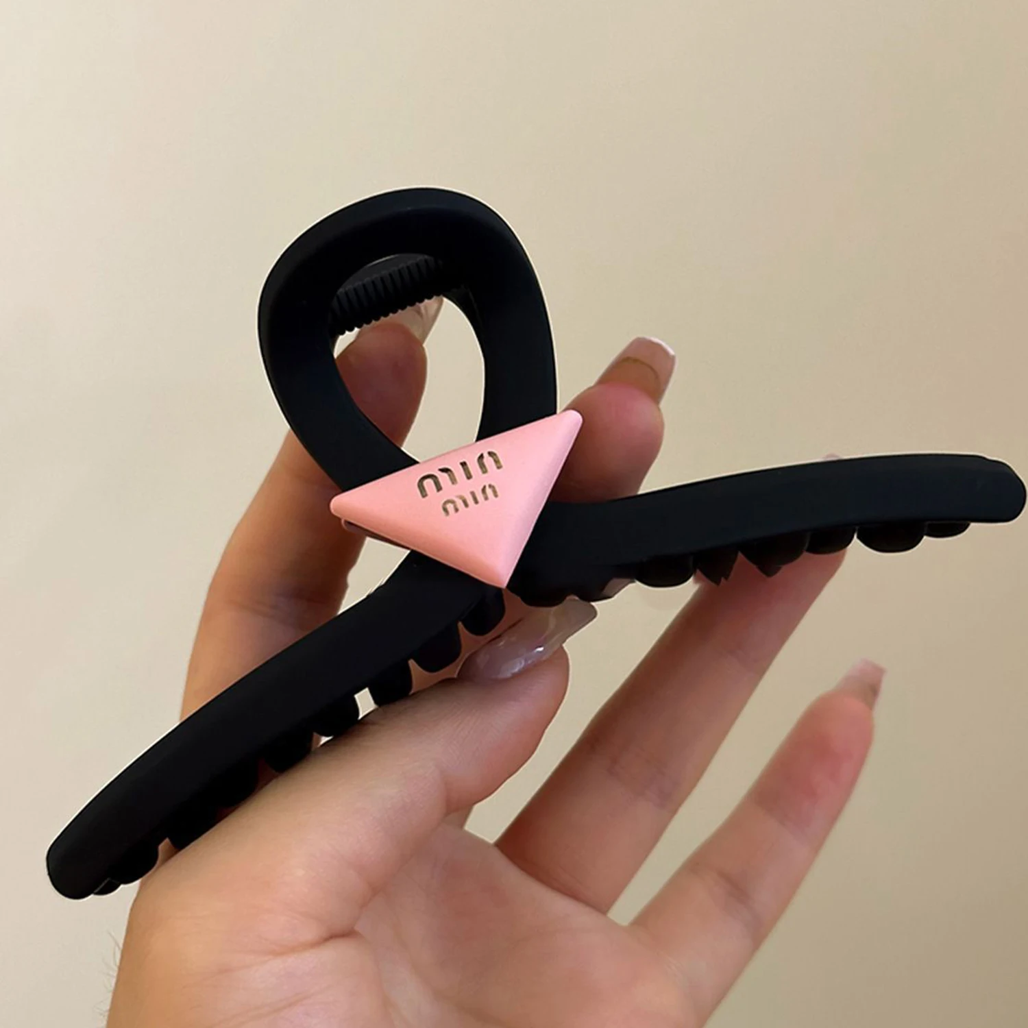 Рисунок 4 - Заколка для волос Y2K в форме сердца большого размера