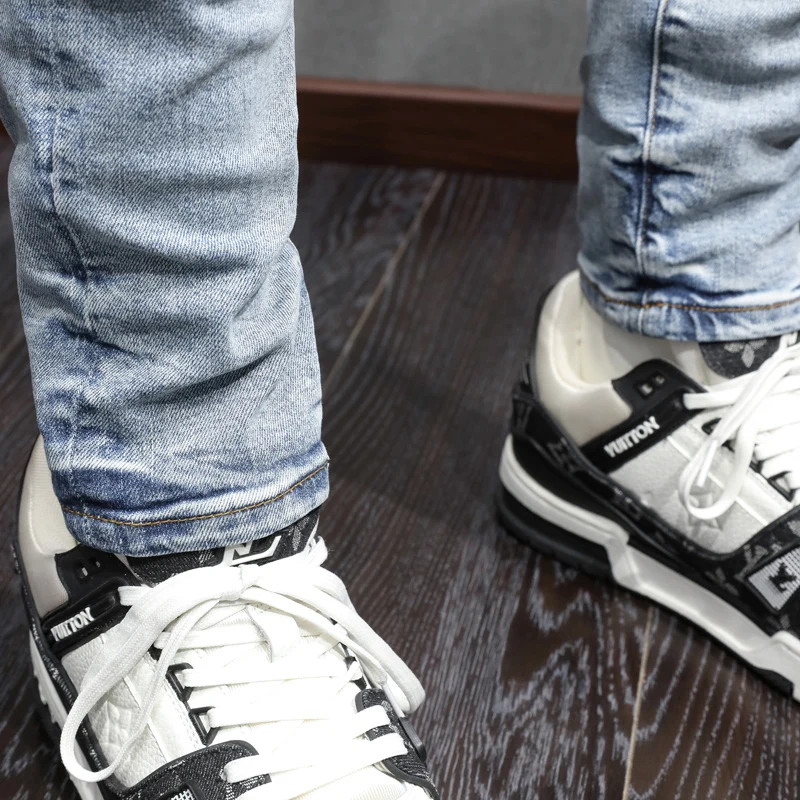 The latest designer's fashionable new men's jeans are washed, elastic, slim fit, light blue slit jeans, high street trendy hip-h