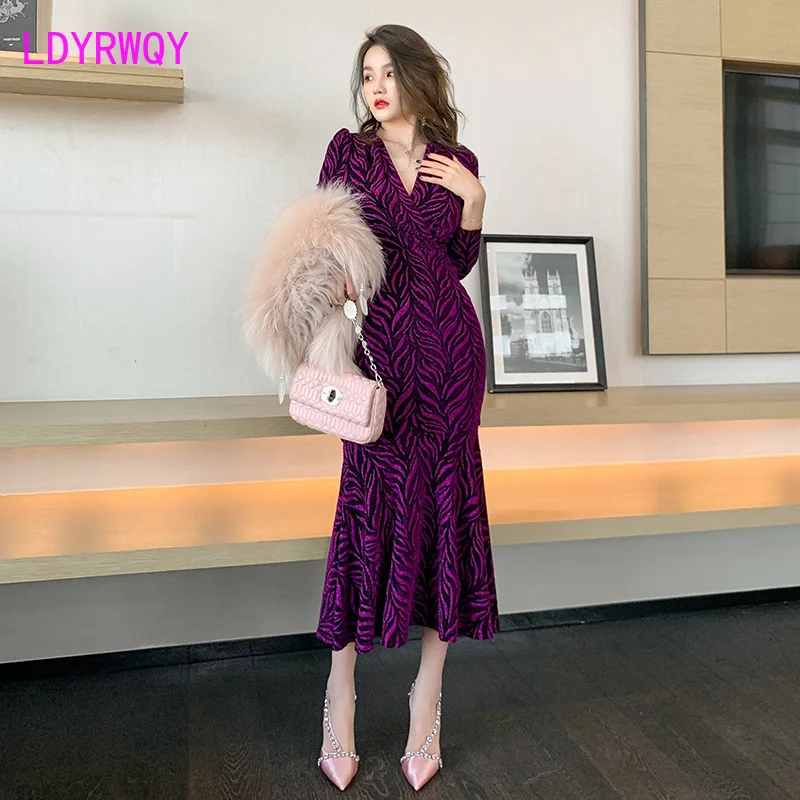 

Spring 2022 New temperament bright silk jacquard V-neck slim waist waist hip fishtail dress Office Lady Zippers Knee-Length