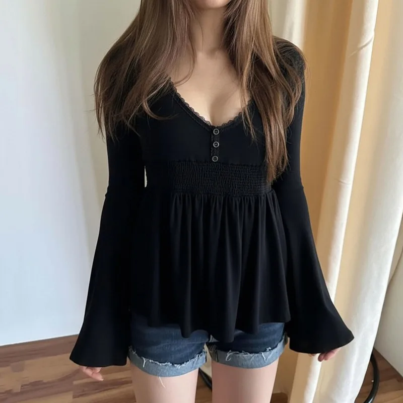 Schwarzes Spitzen-Peplum-Top für Damen mit Puppenkragen, Y2K-Bluse mit ausgestellten Ärmeln und A-Linien-Schnitt, Babydoll-Stil mit Knopfdetails
