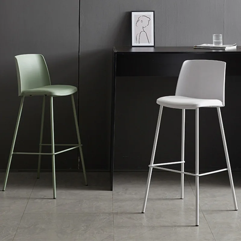 

Гладкие минималистичные обеденные стулья с удобными подушками и прочными высокими стульями идеально подходят для кухни или столовой