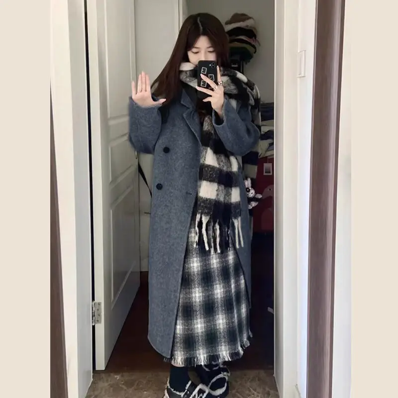 Рисунок 6 - Женская длинная двубортная куртка