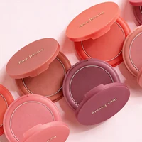 Rare Beauty The Cream To Powder Blush : une couleur rêveuse et un effet mat longue tenue, flou et discret, sans accentuer la texture de la peau. 2