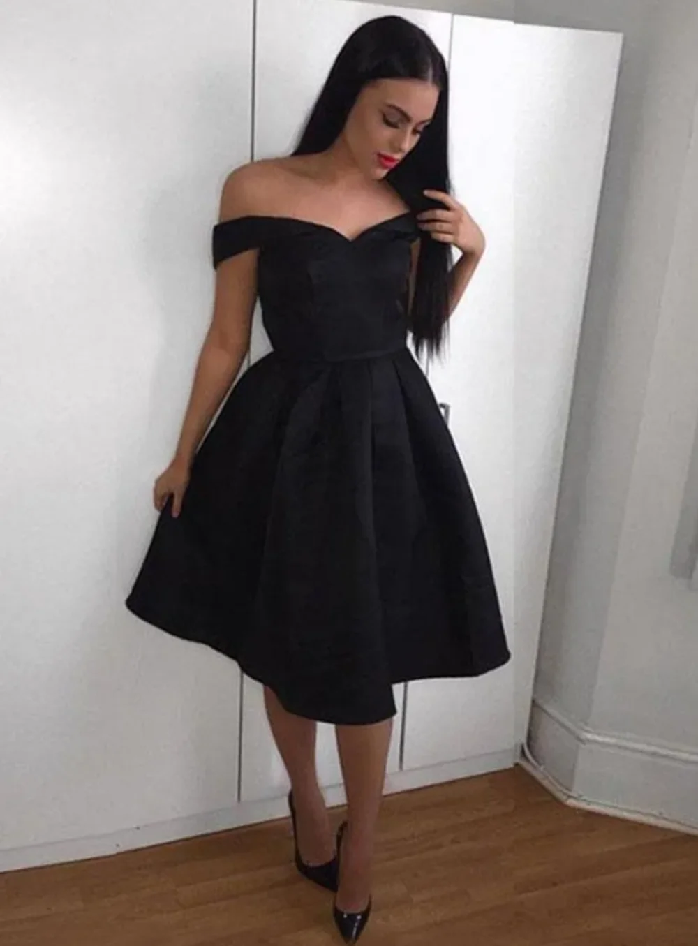 

2024 Simple Short Prom Dresses Off The Shoulder Classic Satin Knee Length Black Party Gowns Evening Dresses Vestidos De Fiesta
