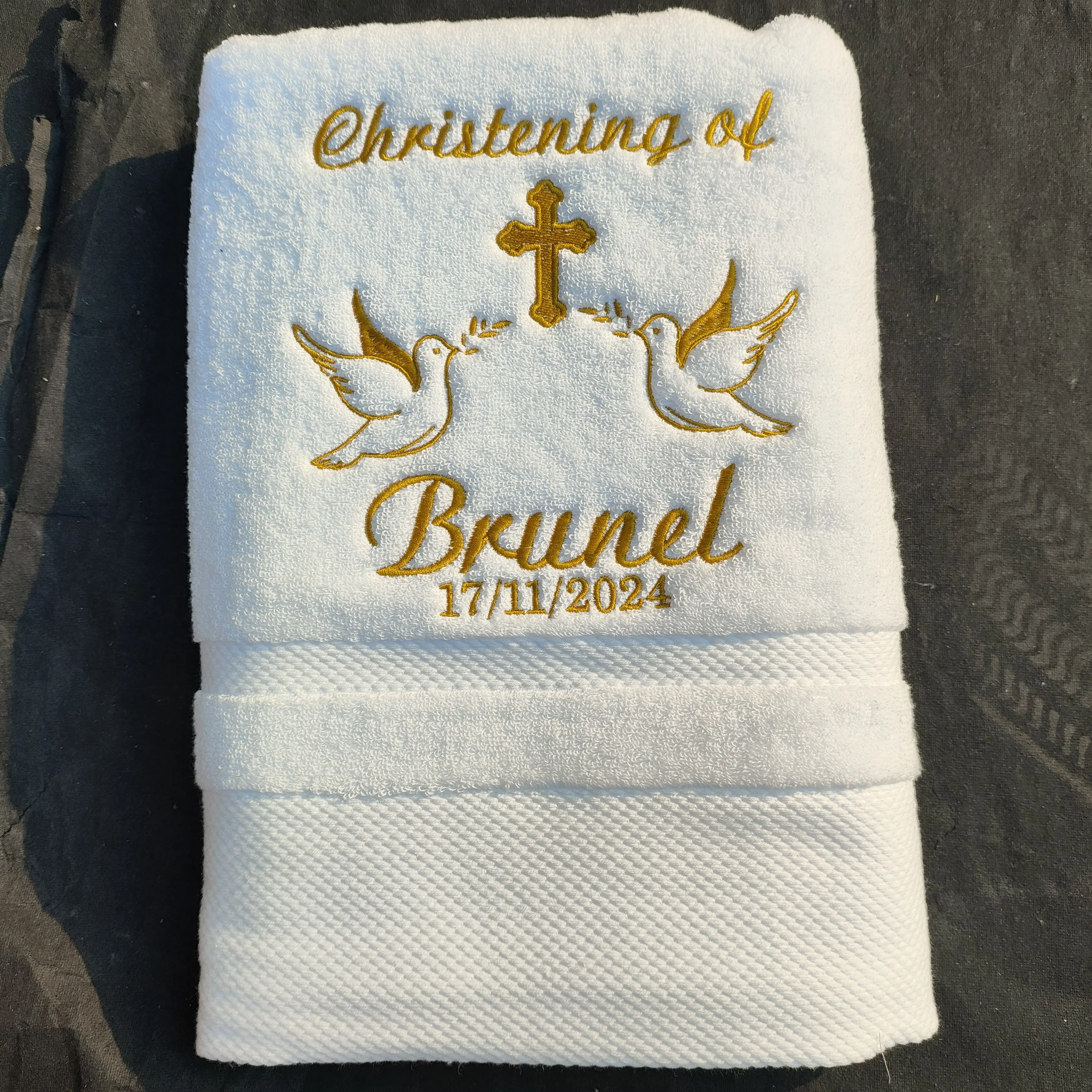 Personalisiertes Logo-Stickerei-Tauf-Badetuch, 70 x 140 cm, Baby-Tauf, weißer Name, Datum, Engelsflügel, Kreuz, weich, saugfähig – Detail 5