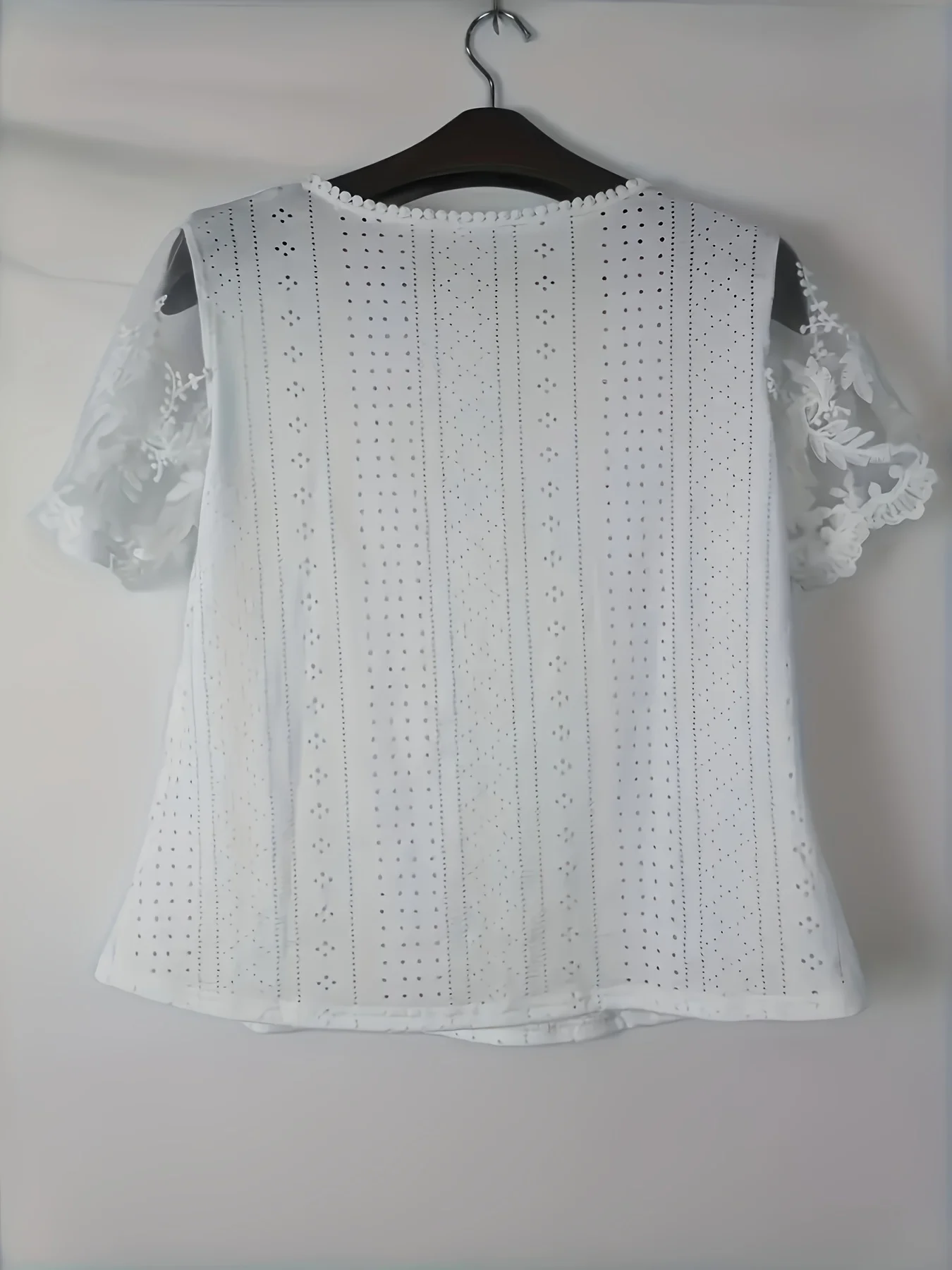 بلوزة من الدانتيل مطرزة وانيقة