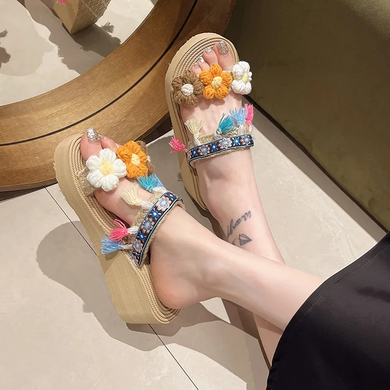 

Сланцы женские в богемном стиле, летние тапочки с украшением цветов, легкие и удобные сандалии на платформе, 2024