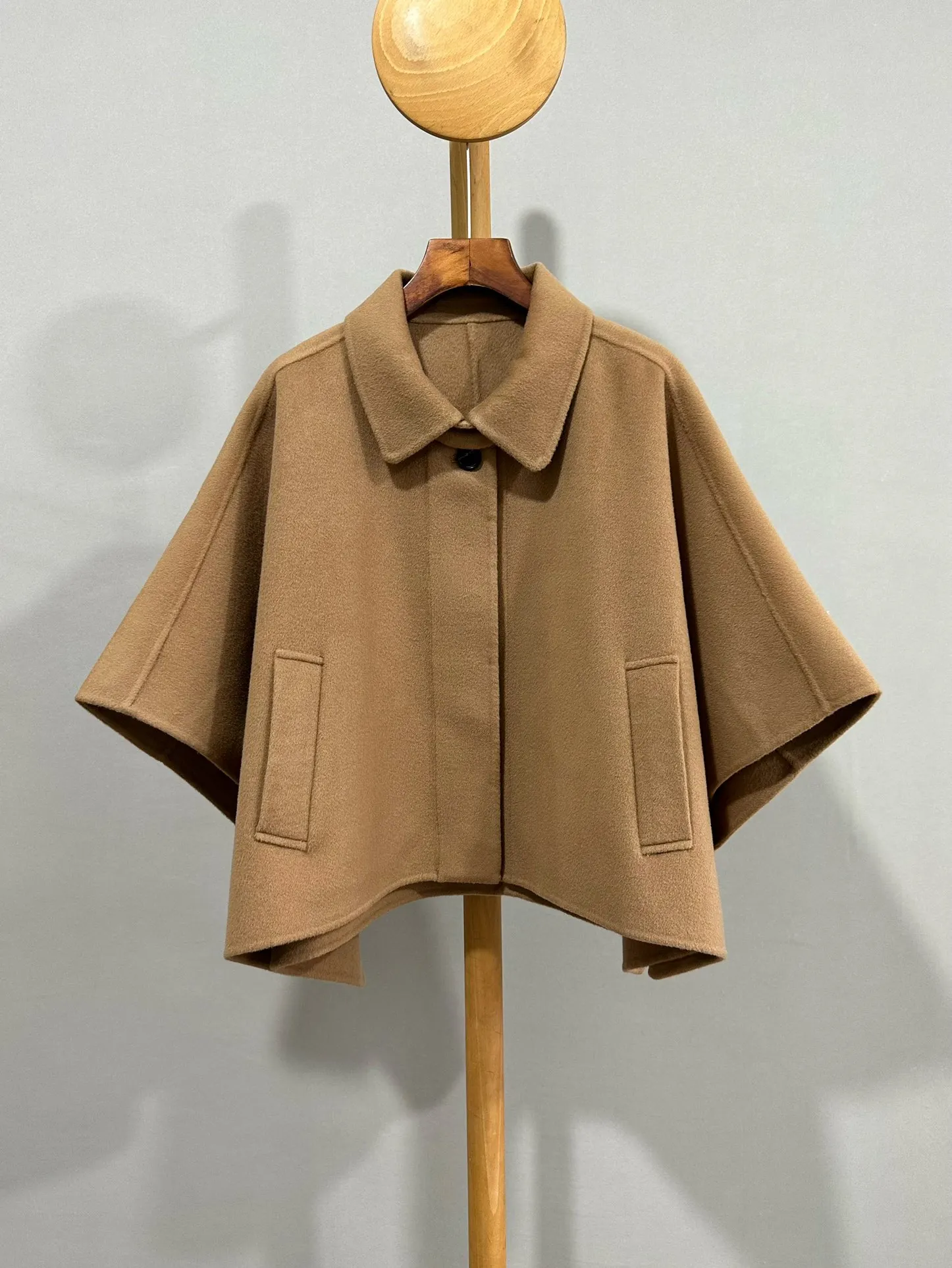 

New cape coat for early fall. The fabric is 100% pure cashmere material, soft and delicate, low-key and luxurious!
