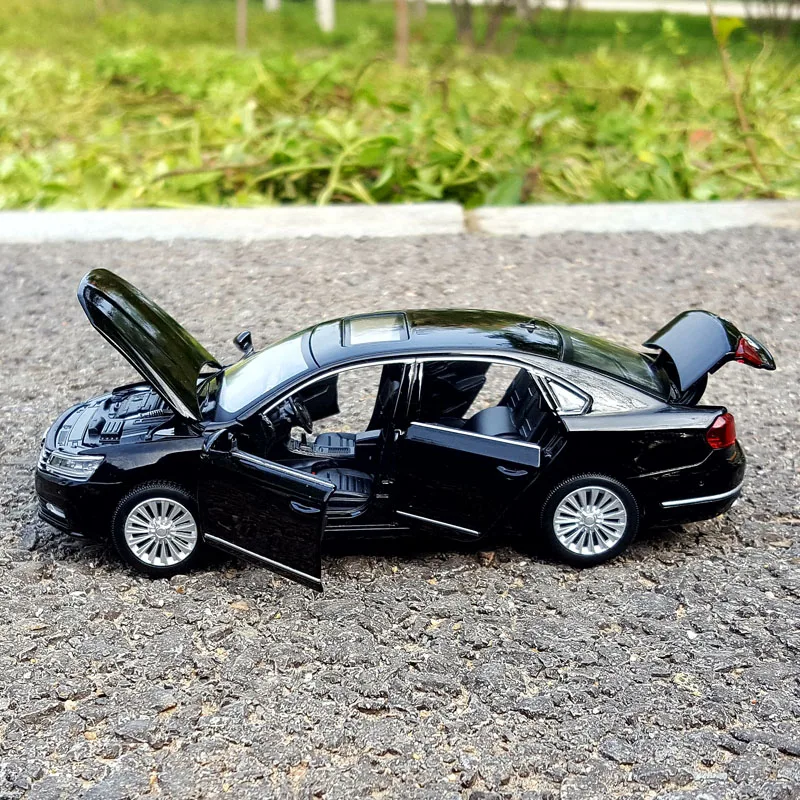 1:32 Passat Alloy Muscle Car Model Sound and Light Pull Back Children's Toy Collectibles Birthday gift 5