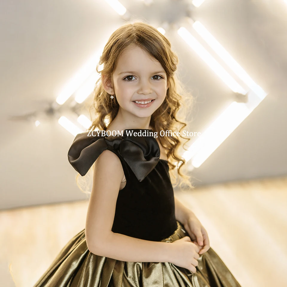 Luxuriöses goldenes One-Shoulder-Ballkleid für Blumenmädchen für Hochzeiten 2026, Prinzessinnen-Geburtstagsfeiern, ärmellose Erstkommunionkleider – Detail 5