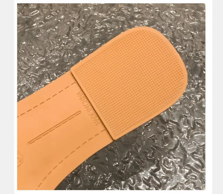 صيف 2025 جديد المرأة النعال الصيف ساحة تو حذاء مسطح المرأة نسخة واسعة النعال الصنادل في الهواء الطلق اليومية حذاء كاجوال