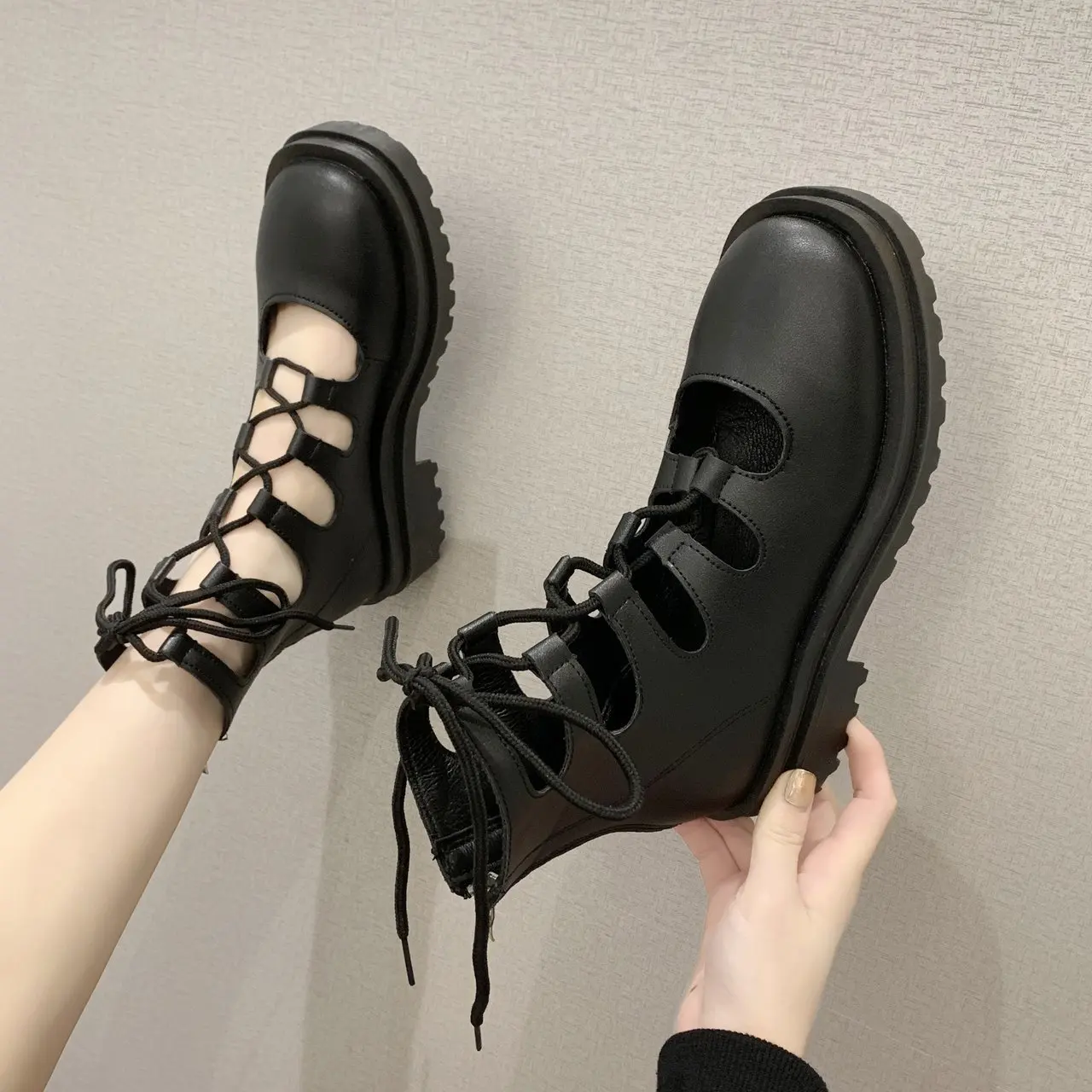 

Сандалии женские с перфорацией, мотоциклетные ботинки, дышащая мягкая кожа, толстая подошва, на шнуровке, лето 2024