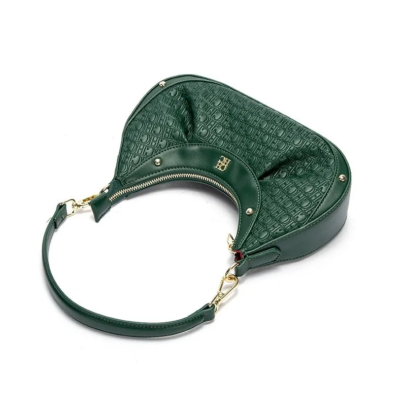 حقيبة يد نسائية على شكل هلال من العلامة التجارية C...