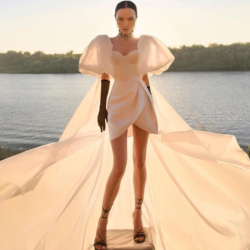 

Короткое атласное свадебное платье с рукавами-фонариками, со съемным шлейфом