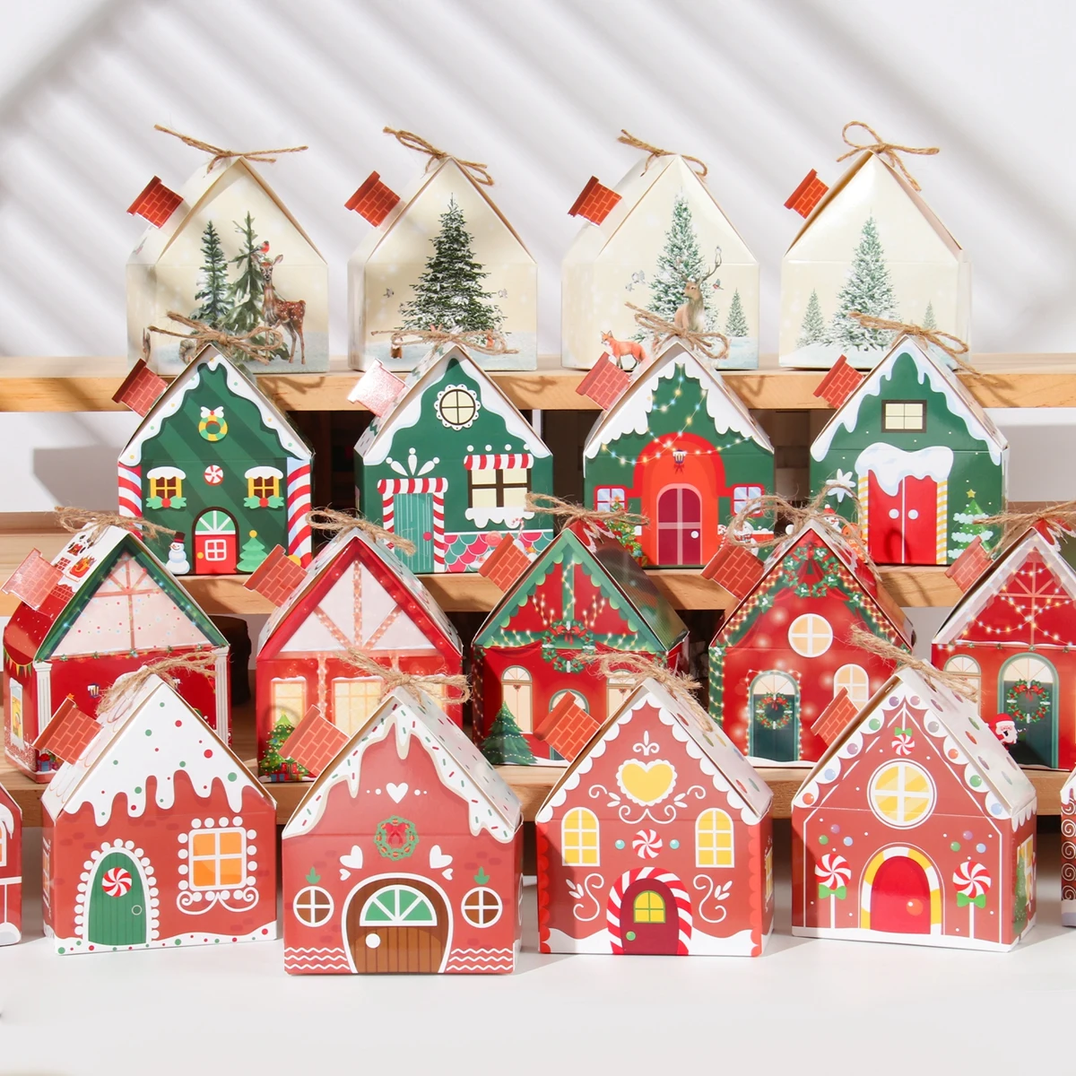 クリスマスの家デコパージュ作品 クリスマスの家の形をした箱の装飾、クリスマスのキャンディーの