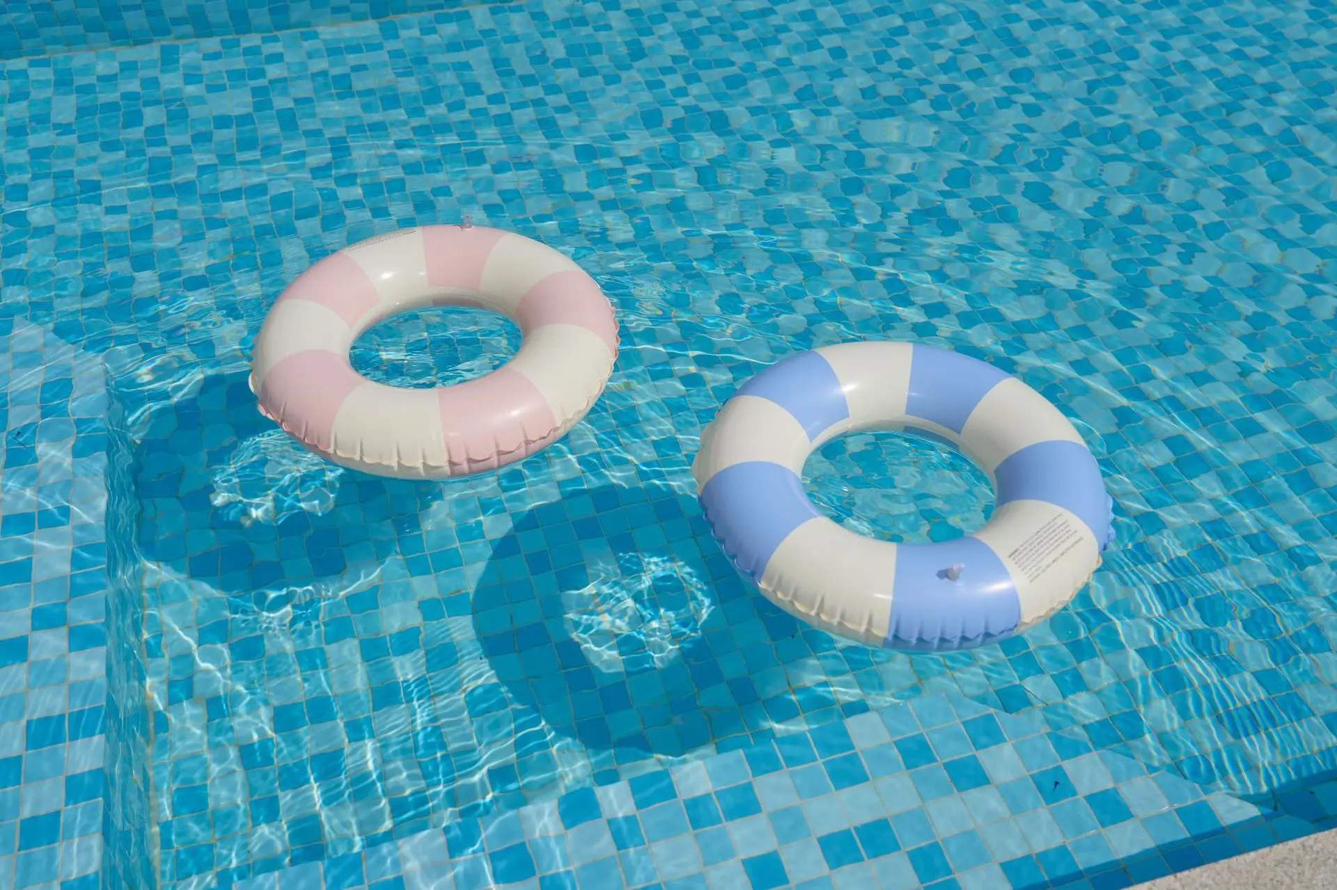 Cerise 60 - Bouée de piscine gonflable rayée vintage pour adultes et