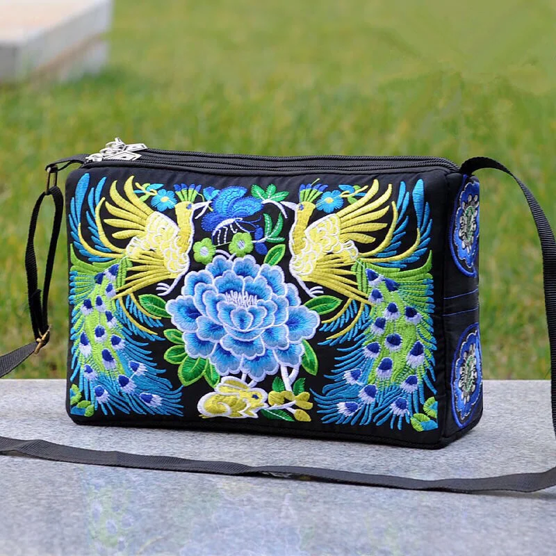 2023 New Embroidered Flowers Messenger Bag Women Bag Canvas Mom Crossbody Bags Small Bag Mobile Phone Bag Coin Purse