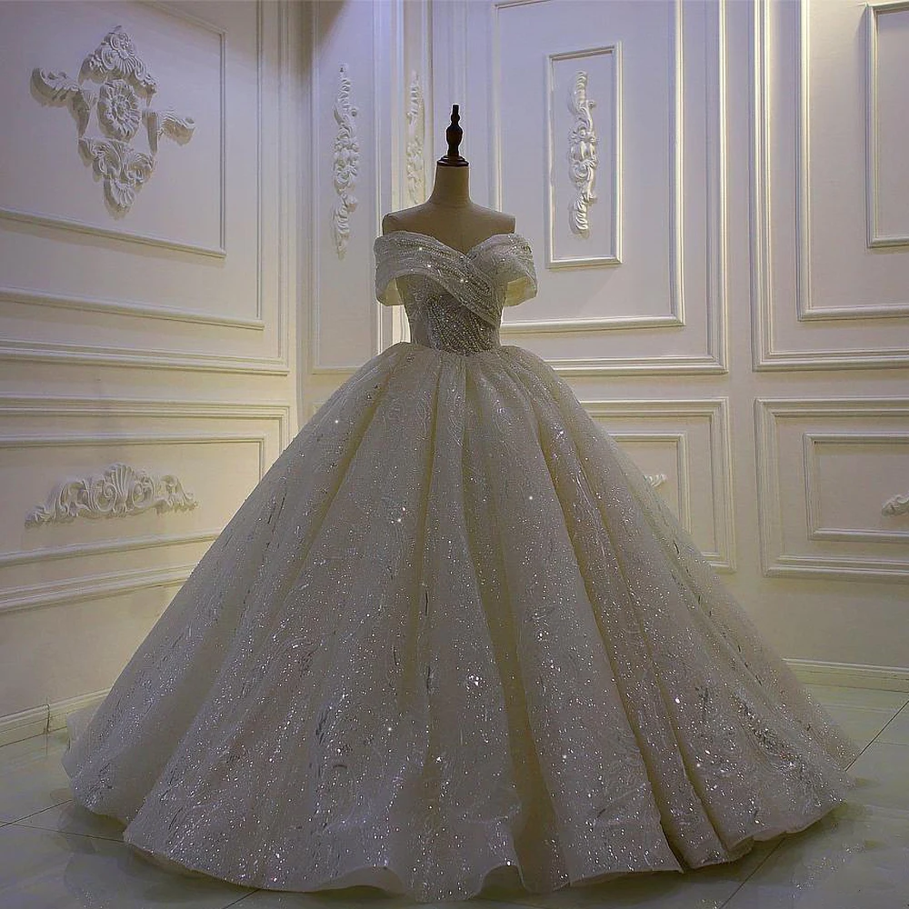 Женское свадебное платье со шлейфом