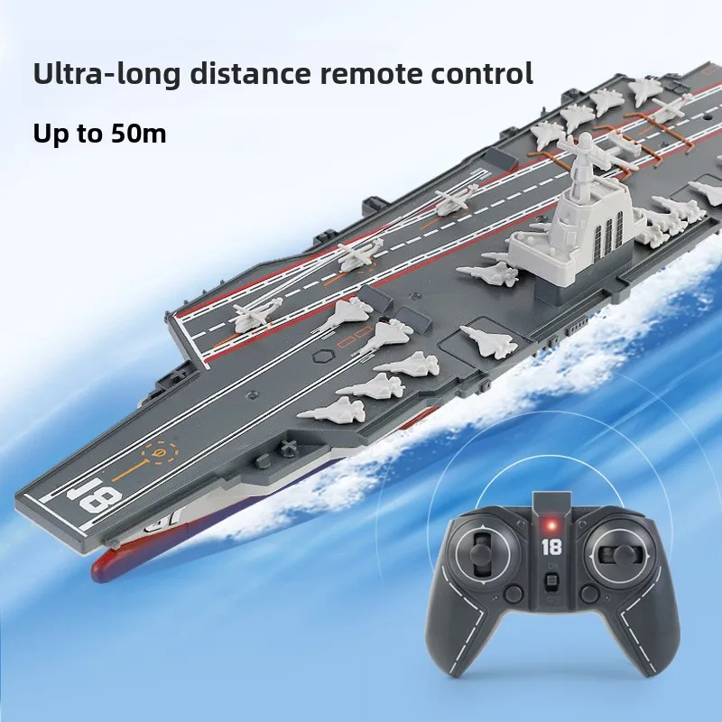 Bateau radiocommandé électrique avec batterie lithium 500mAh, télécommande en main, prêt à naviguer.