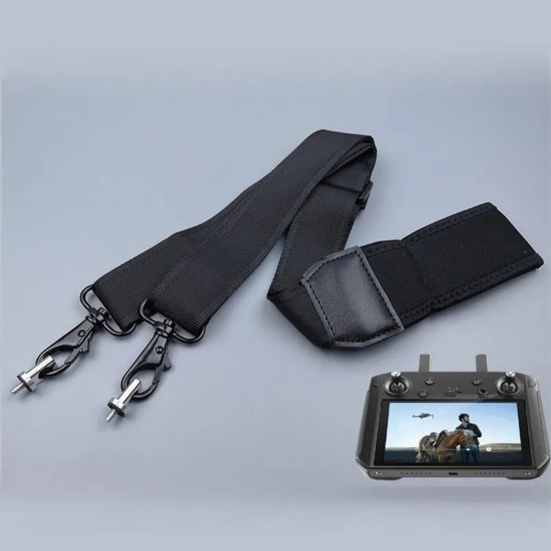 Sangle de cou et d'épaule pour télécommande DJI portée par une personne, avec clip rapide visible