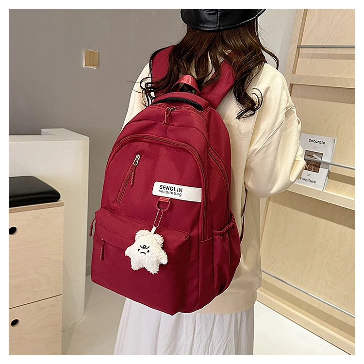 Trendiger roter Rucksack für Damen, große Kapazität, leichte Schultasche, lässige Reise- und Alltags-Pendlertasche mit niedlichem Anhänger – Detail 2