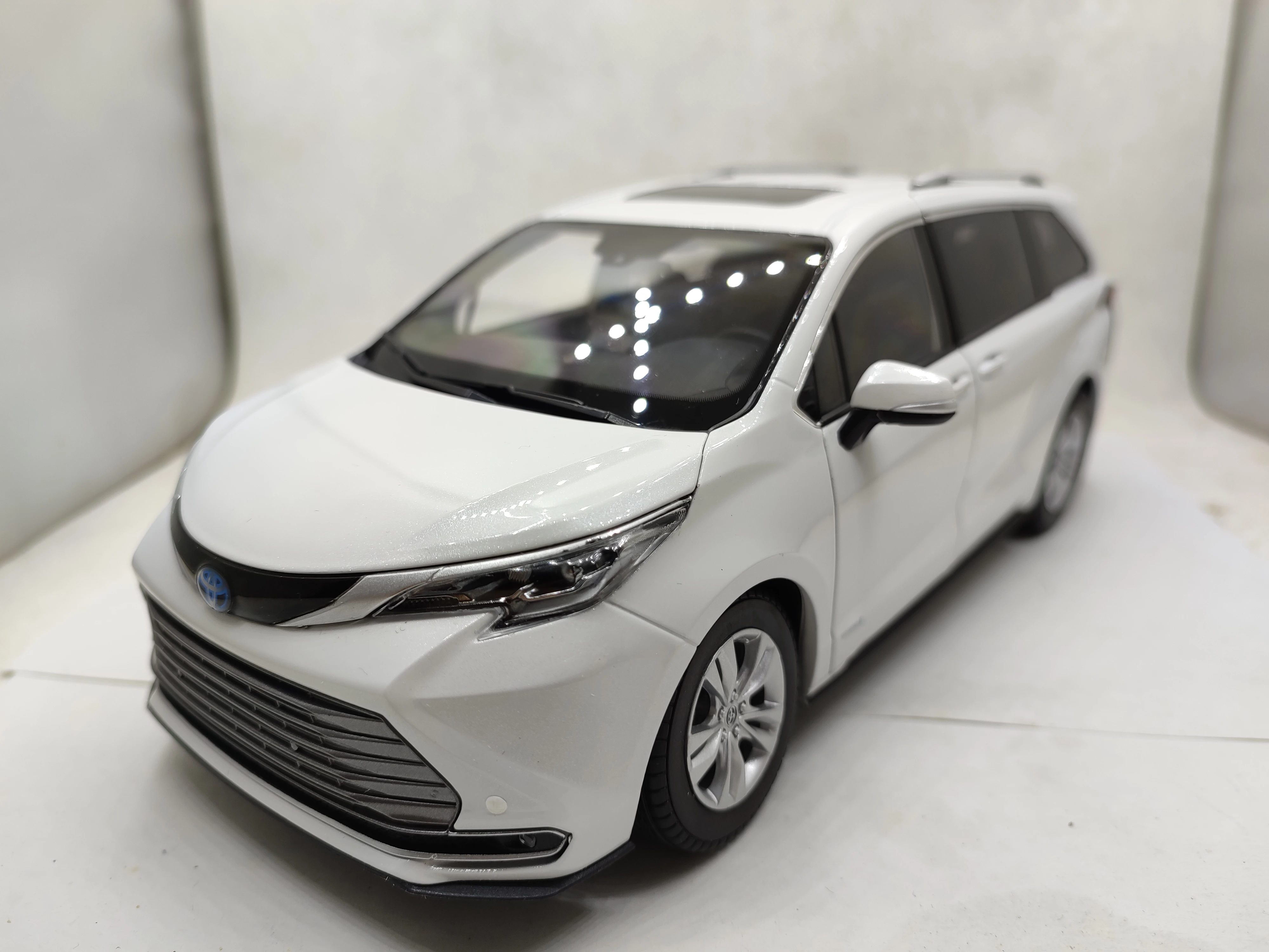 1:18 Diecast Model Voor Toyota Sienna 