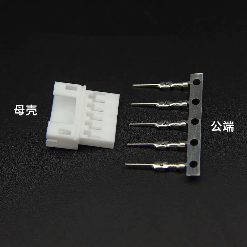 Piles d'hélices 65mm pour drones FPV micro, montrant la variété de couleurs dans le lot.