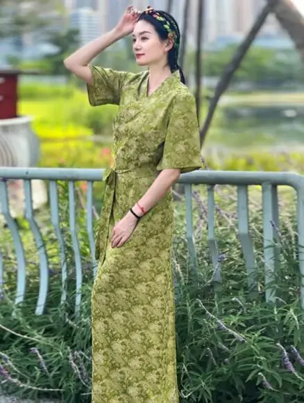 Chinese Women's Tibetan Style Trumpet Short Sleeved Tibetan Clothing