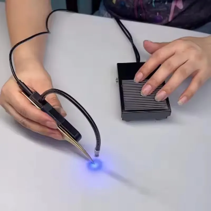 เหมาะสำหรับทุกประเภทของแหนบต่อขนตา โคมไฟต่อขนตา โคมไฟสำหรับทำเล็บ โคมไฟยูวีสำหรับติดกาว แห้งเร็ว ใช้กับกาว 1/2 ขวด ﻿ 1